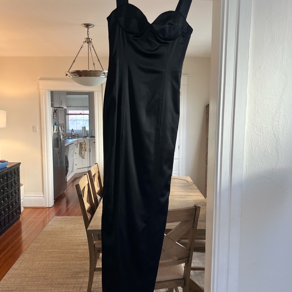 Elegant Black Satin Dress - Picture 6 of 7